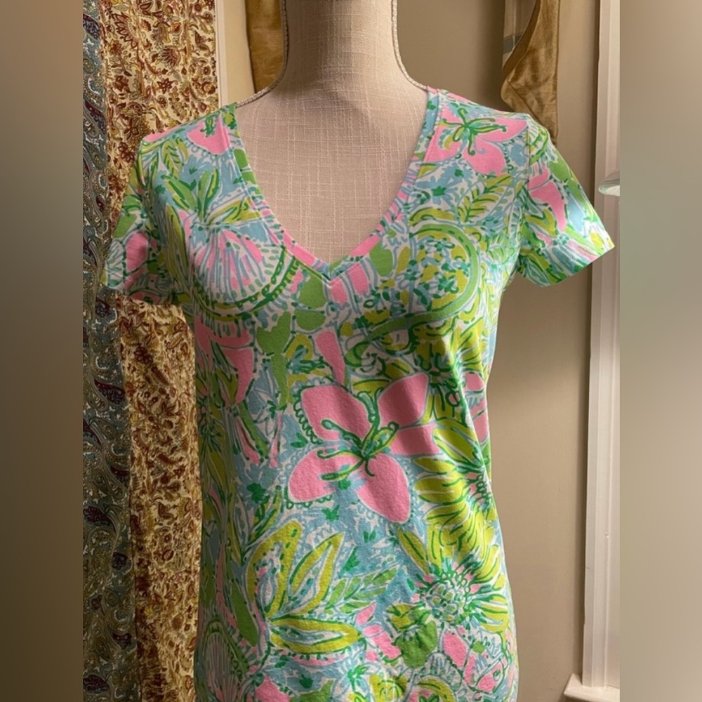 EUC Michele Coconut Jungle V Neck Top Size Small. 💚💕